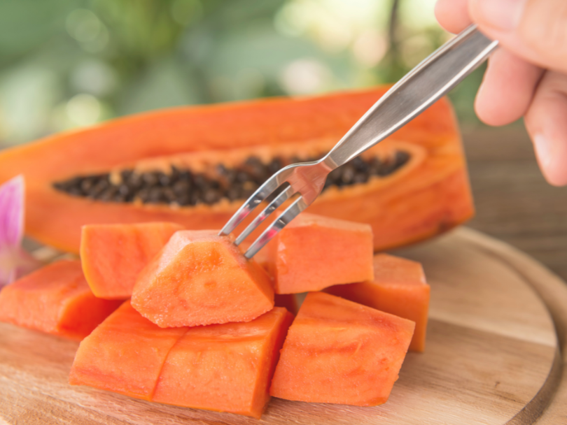 comiendo papaya