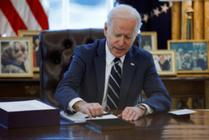 joe Biden firmando