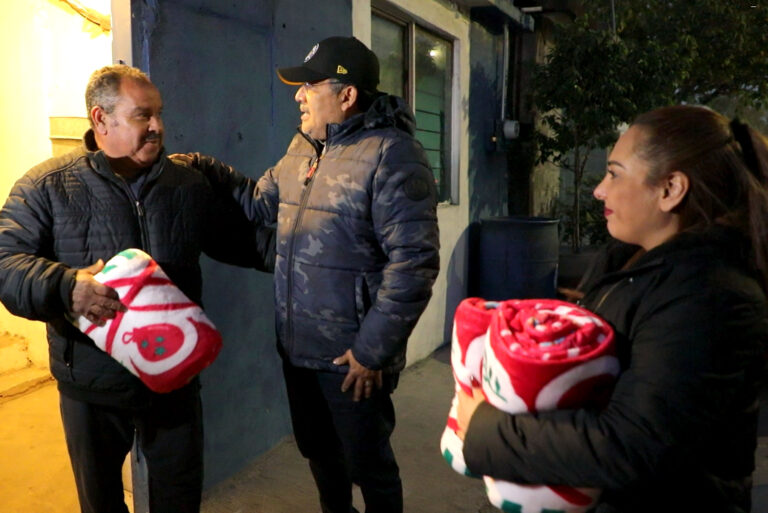 escobedo ayudando con el frio