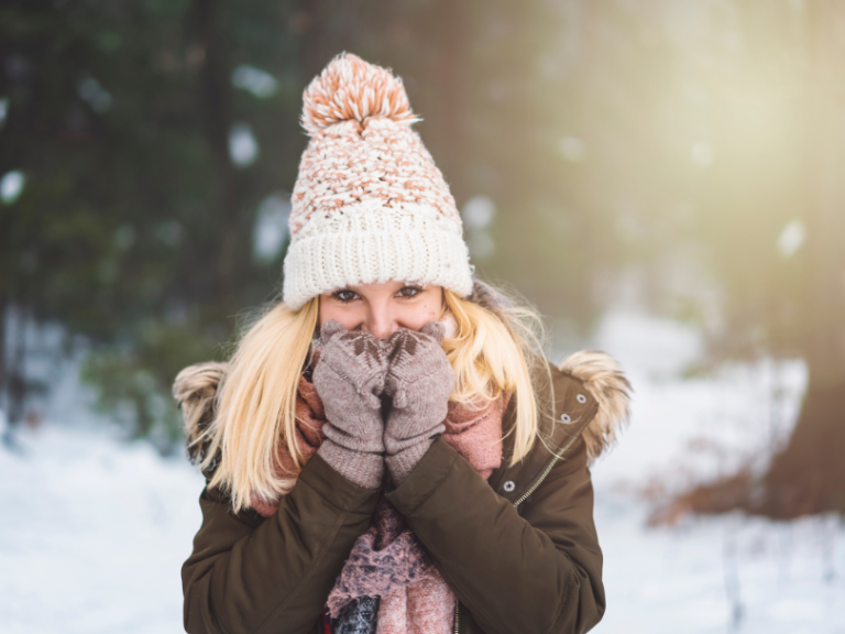 mujer abrigada para el frio